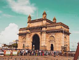 Crowds at iconic Gateway of India monument