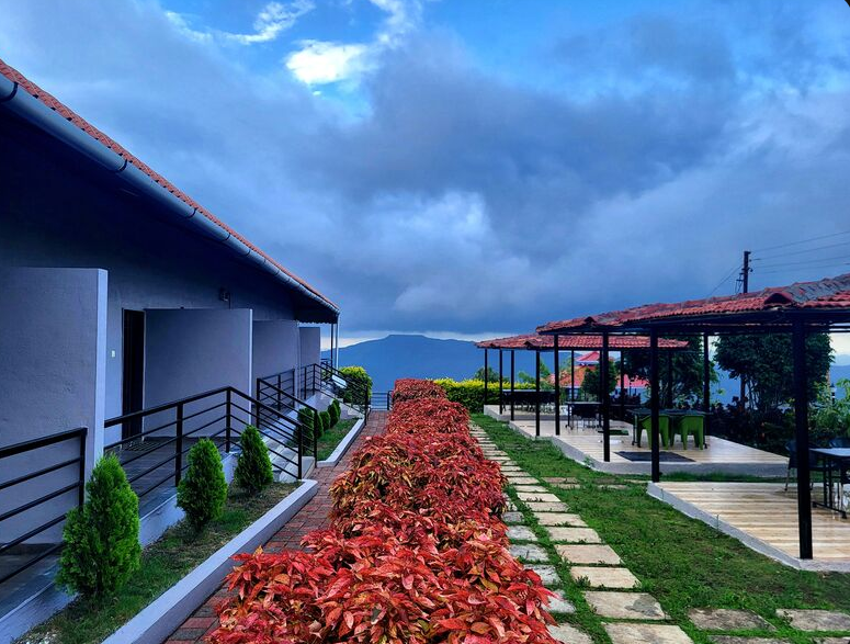 List of places to eat and stay around kaas plateau satara